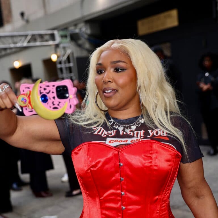Lizzo exibe cintura aparada e perda de peso em espartilho vermelho enquanto lidera estrelas no Amazon 2025 Upfronts