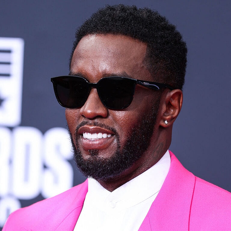 Diddy em um vestido rosa