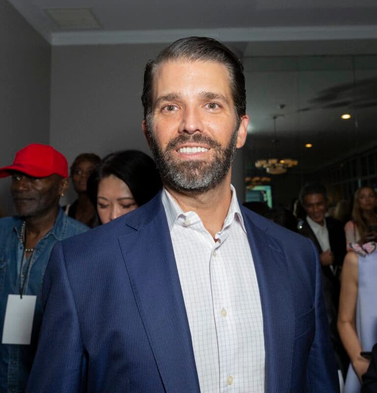 Donald Trump Jr. na primeira fila do 39º aniversário de Zang Toi