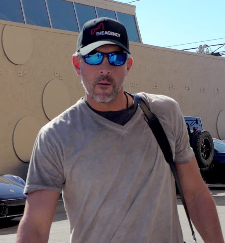 Mauricio Umansky, da RHOBH, chega ao ensaio DWTS em seu luxuoso Porsche