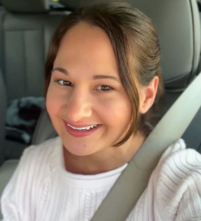 Cigana Rose sentada em um carro