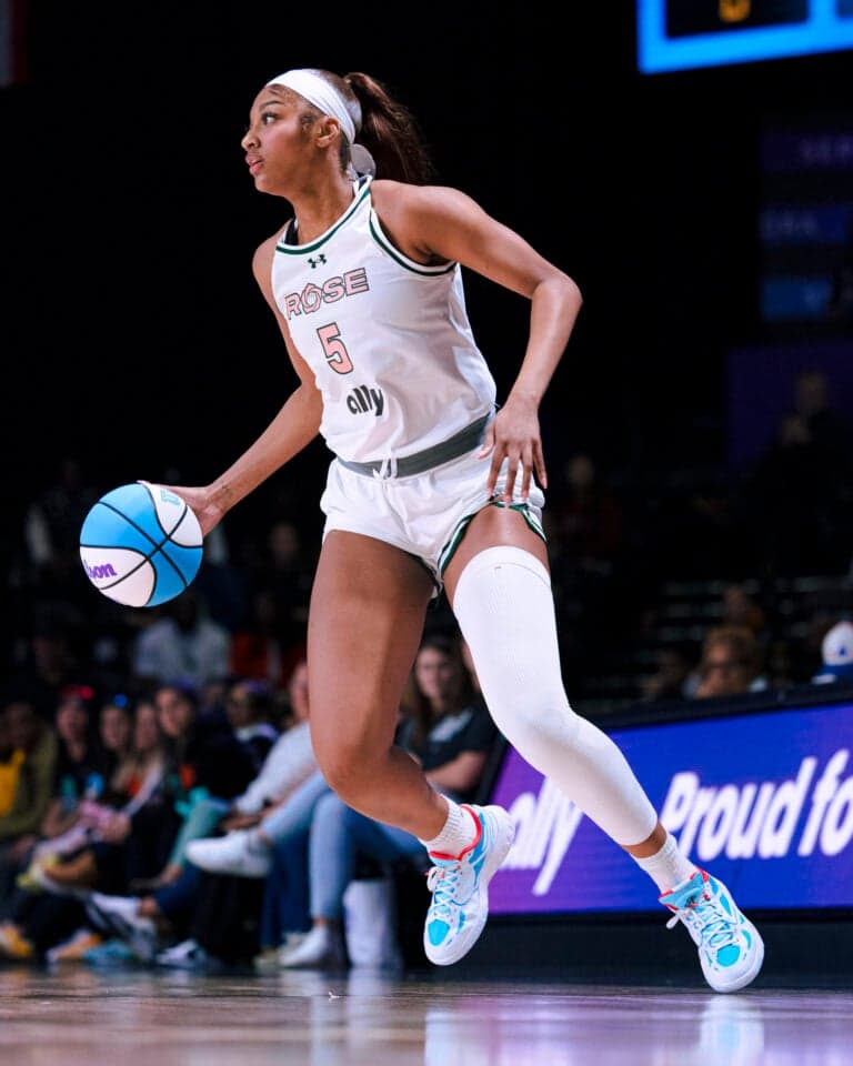 Angel Reese durante um jogo como nenhum outro.