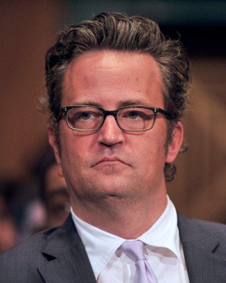 Matthew Perry com óculos