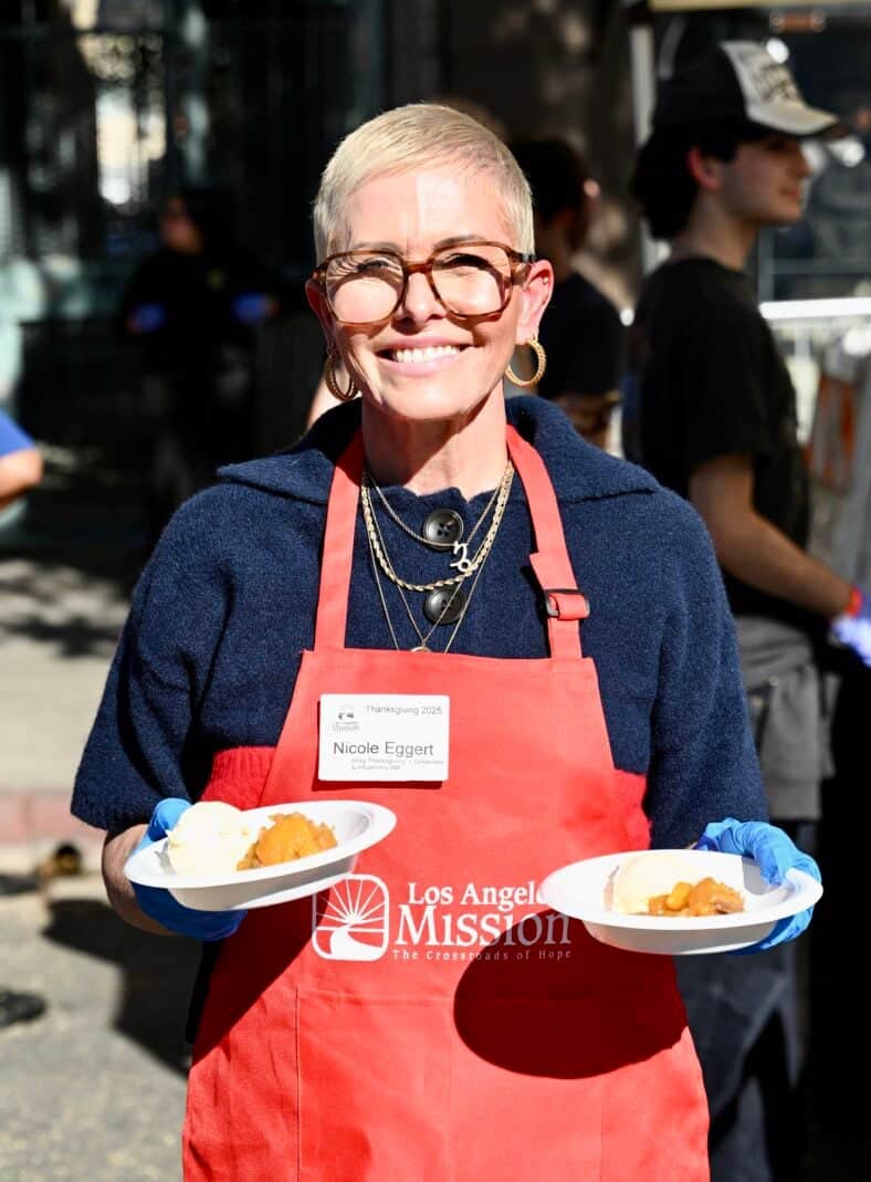 Nicole Eggert looks healthy as she distributes food at the midnight mission Thanksgiving day event.