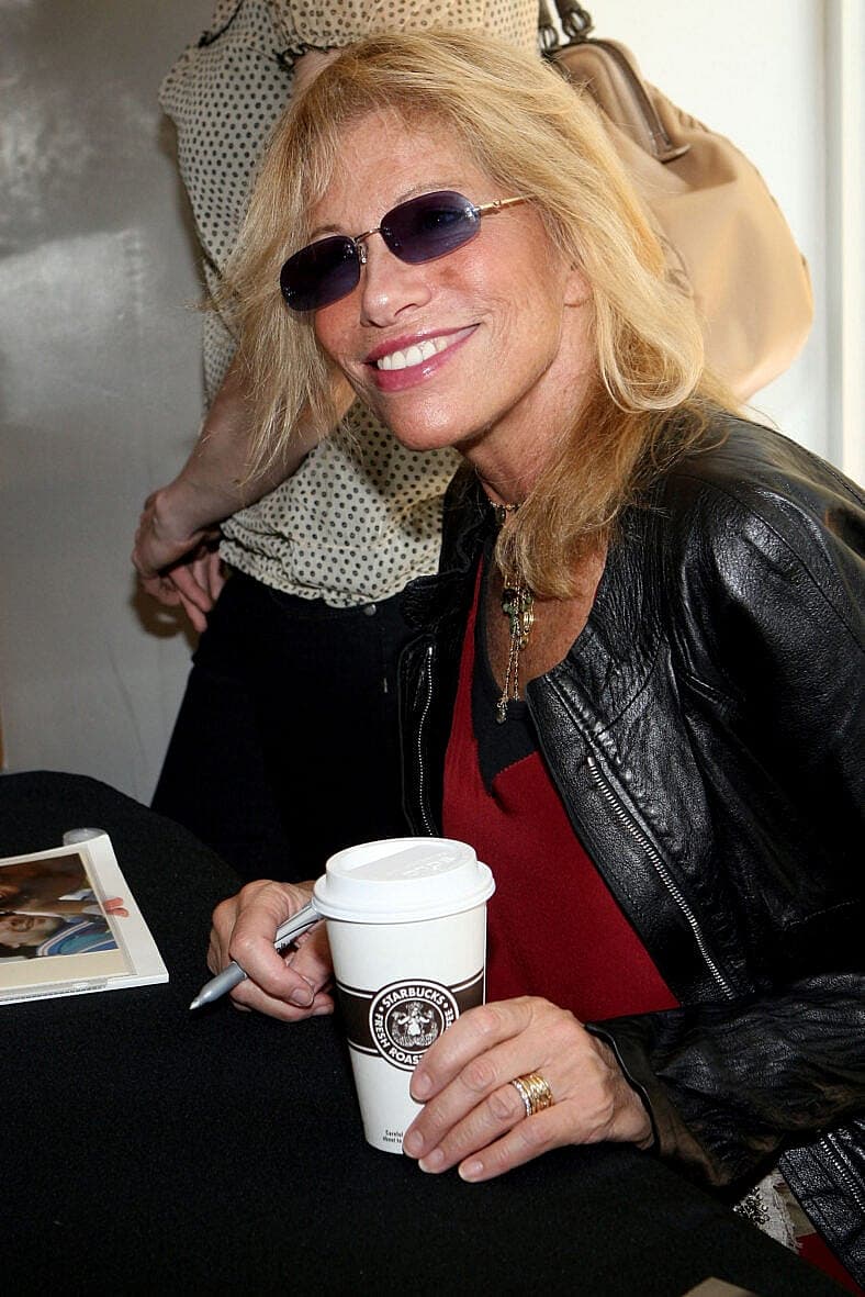Singer Carly Simon signs autographs and preforms at Starbucks Lincoln Road in Miami Beach