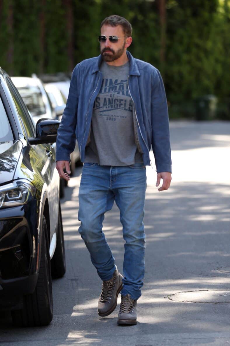 Ben Affleck fuma un cigarrillo mientras busca localizaciones para una próxima película.