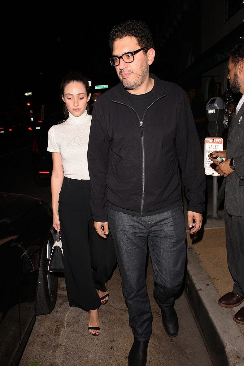 Emmy Rossum y Sam Esmail abandonan el restaurante italiano Matteo tras una cena romántica