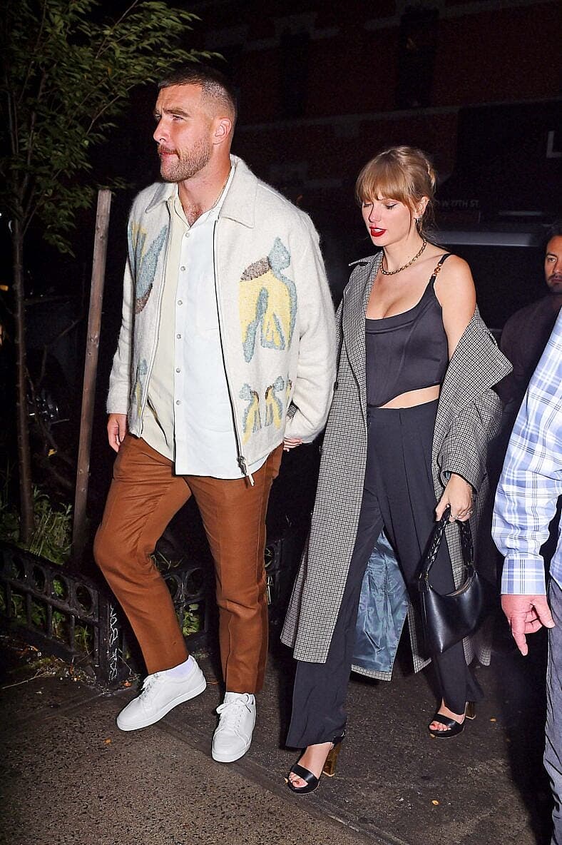 Taylor Swift and Travis Kelce hold hands as they arrive to the snl after party