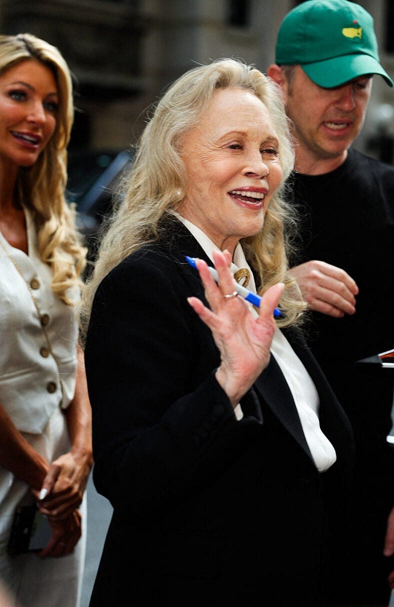 Hollywood icon Faye Dunaway seen posing and signing autographs for fans outside of Live with Kelly and Mark this morning in New York City