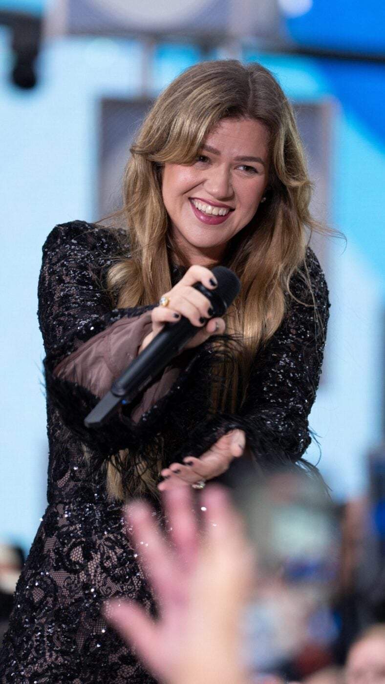 Kelly Clarkson singing.
