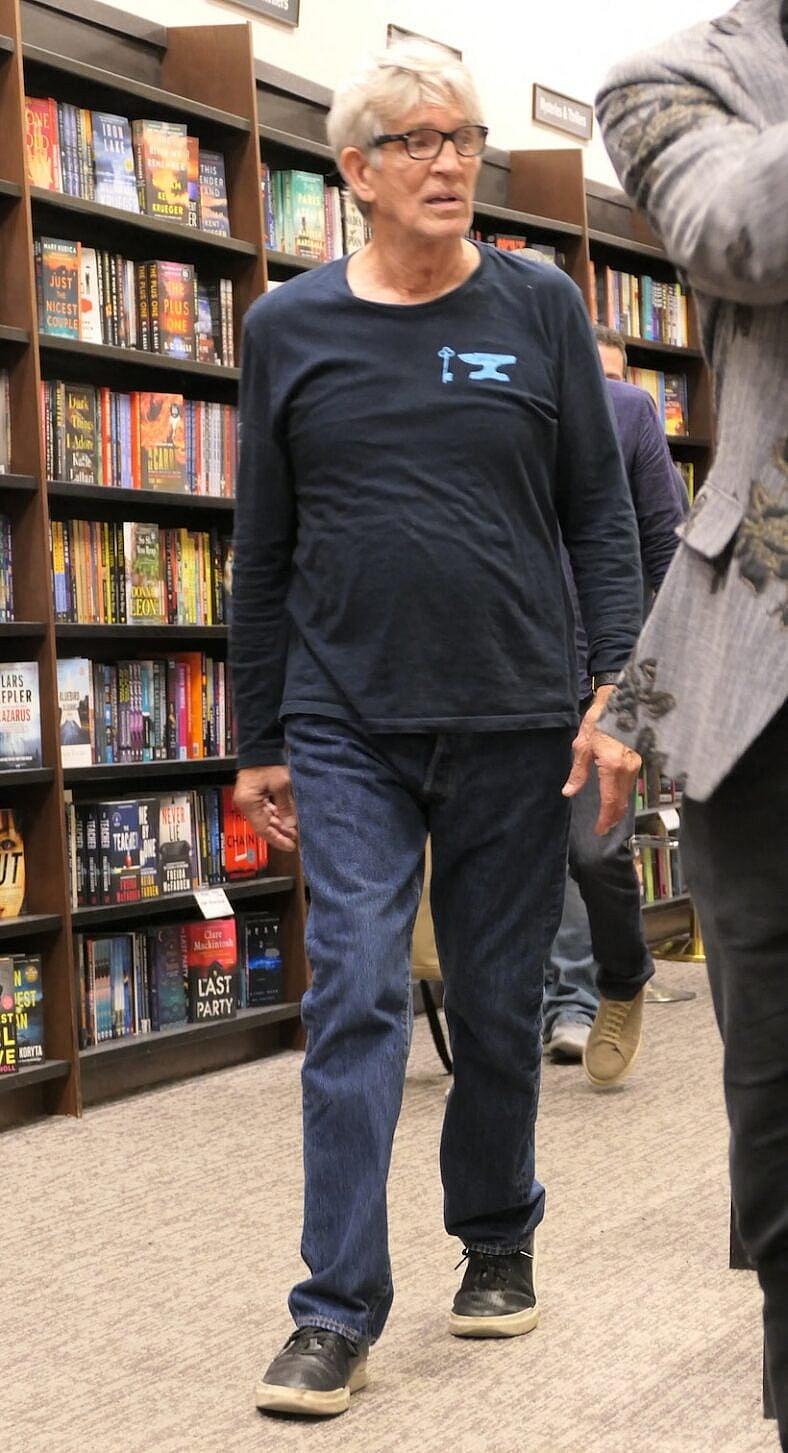 Eric Roberts At His Book Signing At Barnes Nobles Brings His Fans Out