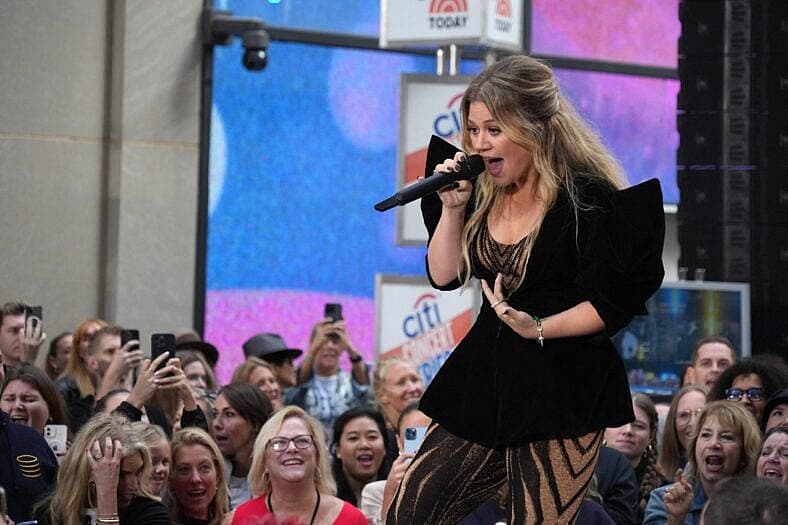 KELLY CLARKSON Performs On The Today Show -NYC