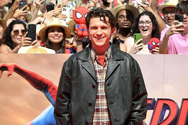 Tom Holland cheers on the Spanish national team from Plaza Selección (Madrid)