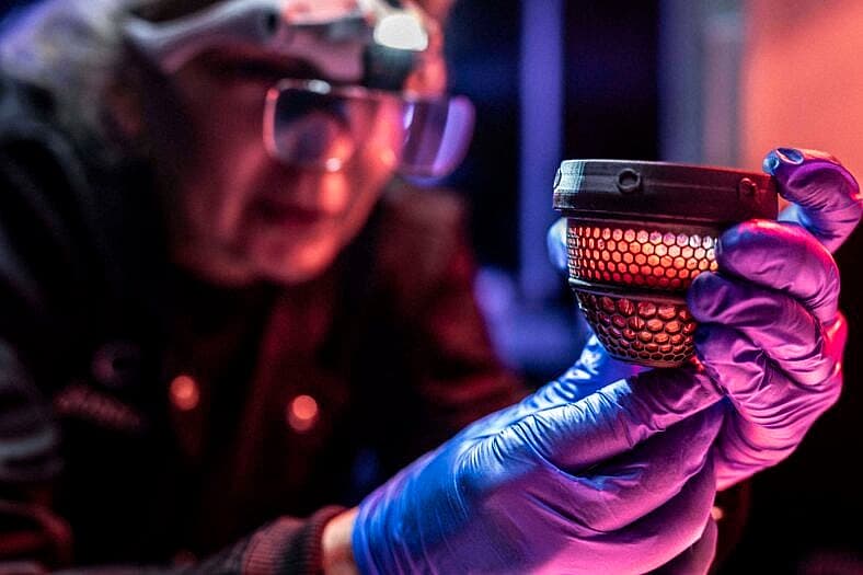 “De-extinction” biotech company hatches live chicks from artificial eggs