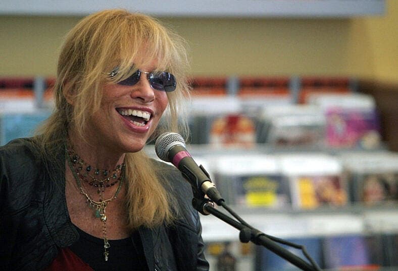 Singer Carly Simon signs autographs and preforms at Starbucks Lincoln Road in Miami Beach