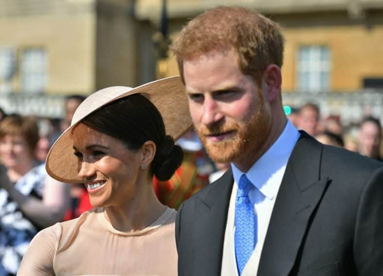 Il ritorno del principe Harry e Meghan Markle nel Regno Unito attira folle