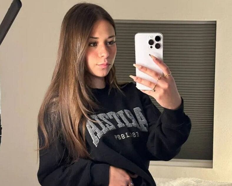 Sophie Rain mirror selfie