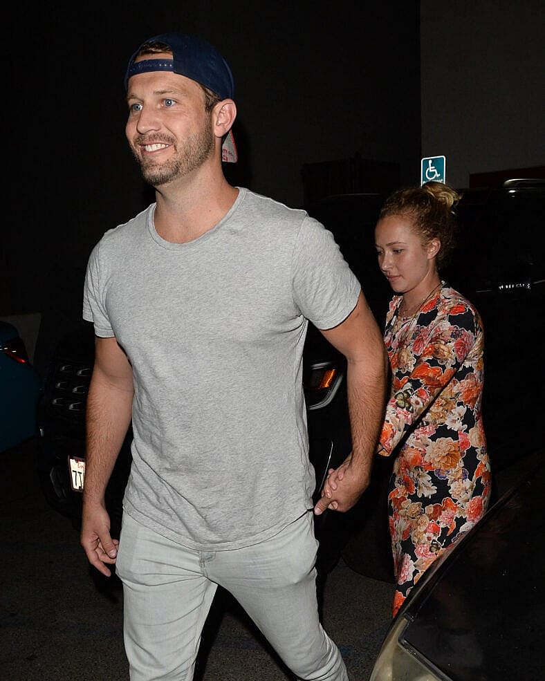 Hayden Panettiere Holds Hands With boyfriend Brian Hickerson at Dinner