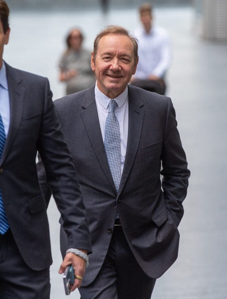 Kevin Spacey em tribunal de Londres para julgamento de crimes sexuais