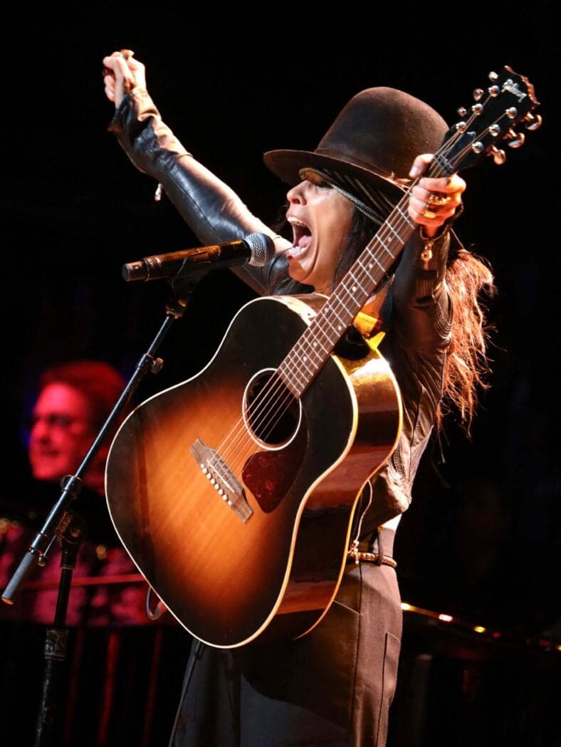 Linda Perry se apresentando