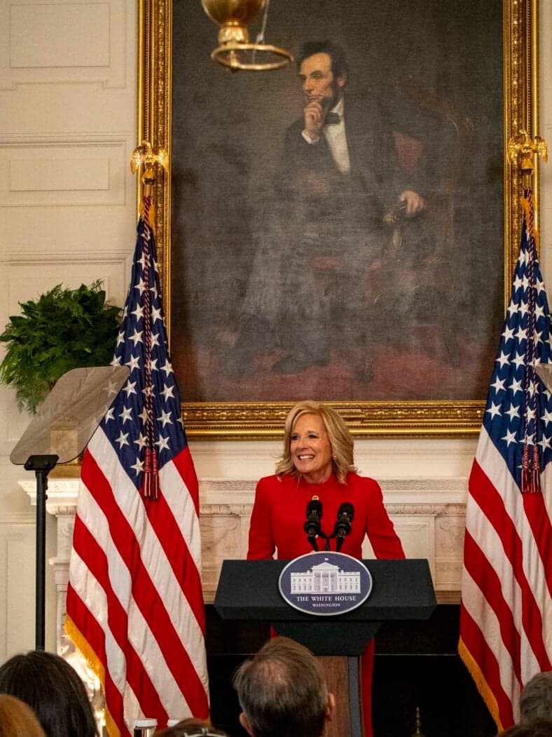 Jill Biden dirige-se a famílias de militares