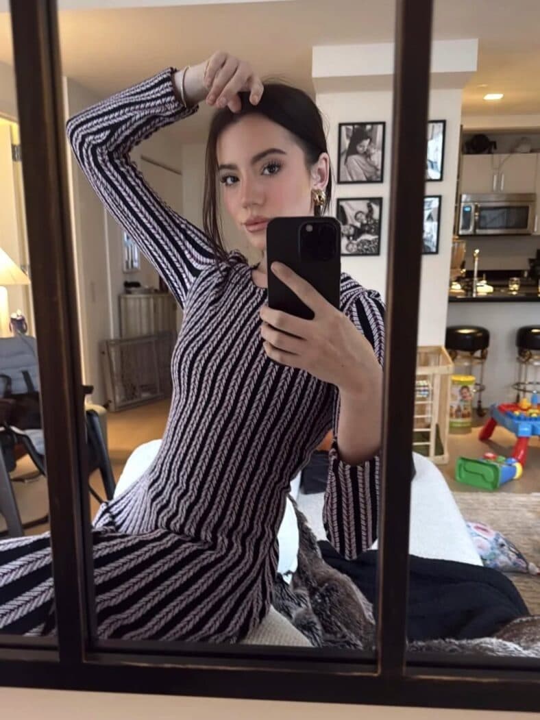 Ashley St. Clair tirando uma selfie no espelho