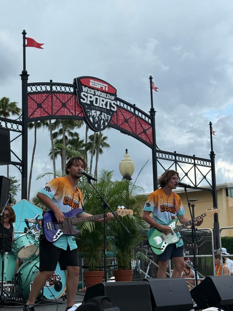 Banda se apresentando na ESPN para Banana Ball