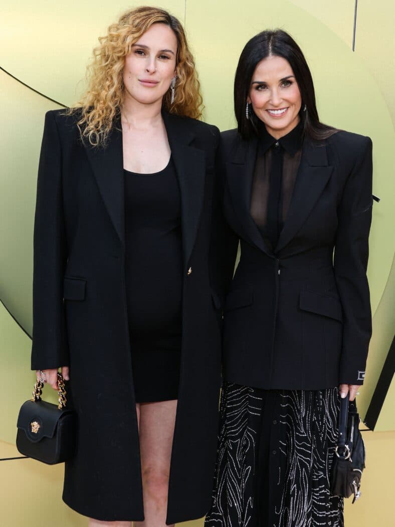 Rumer Willis e sua mãe Demi Moore chegam ao desfile outono/inverno 2023 da Versace