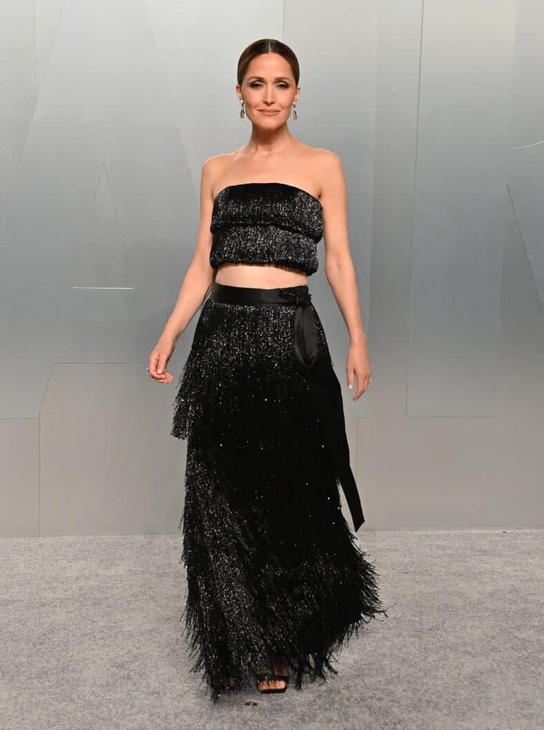 Rose Byrne em duas peças pretas