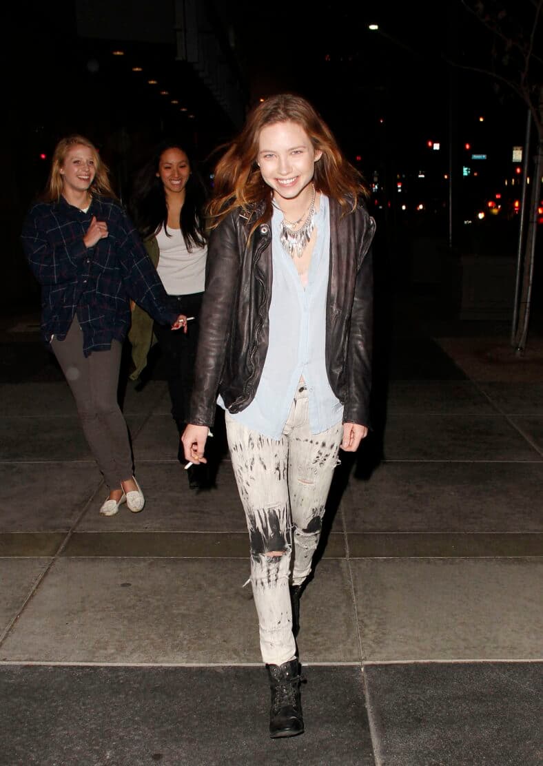 Daveigh Chase é visto andando pelo Nokia Plaza Los Angeles, Califórnia