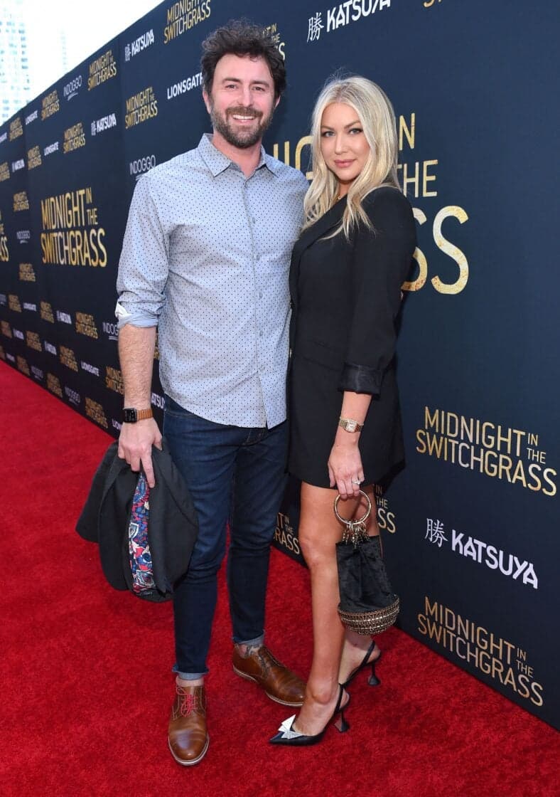 Stassi Schroeder e seu marido na exibição especial de 'Midnight In The Switchgrass' em Los Angeles