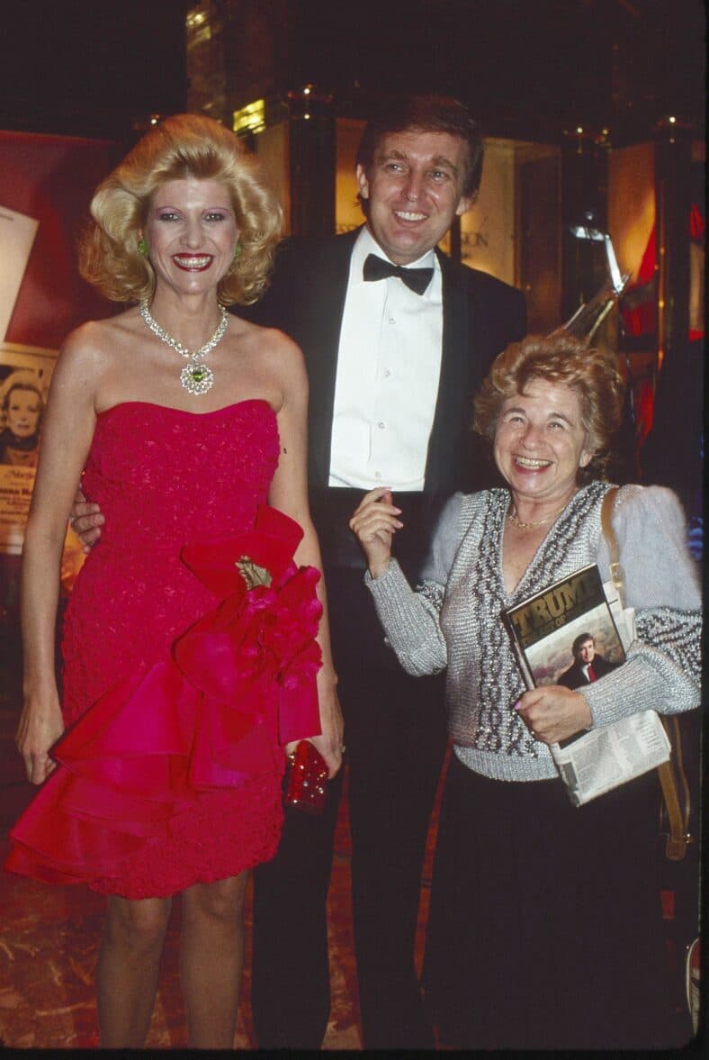 Ivana Trump, Donald Trump e Dra. Ruth Westheimer participam da festa do livro 'The Art of the Deal' na Trump Tower.