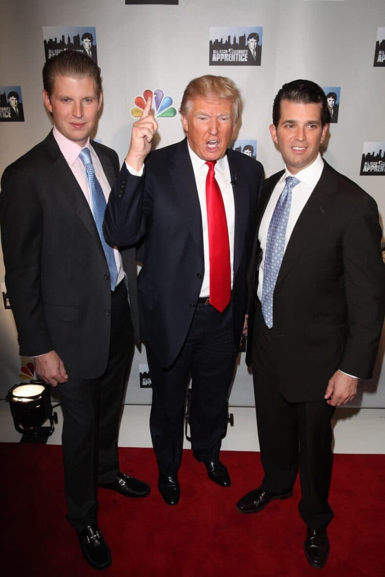 Eric Trump, Donald Trump e Donald Trump Jr. no tapete vermelho