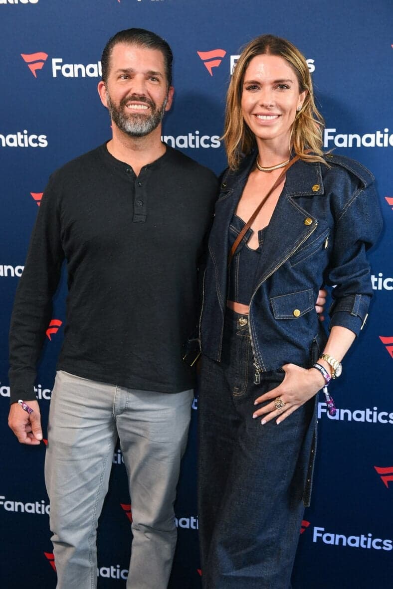 Donald Trump Jr e Bettina Anderson na festa Fanatics do Super Bowl de 2025