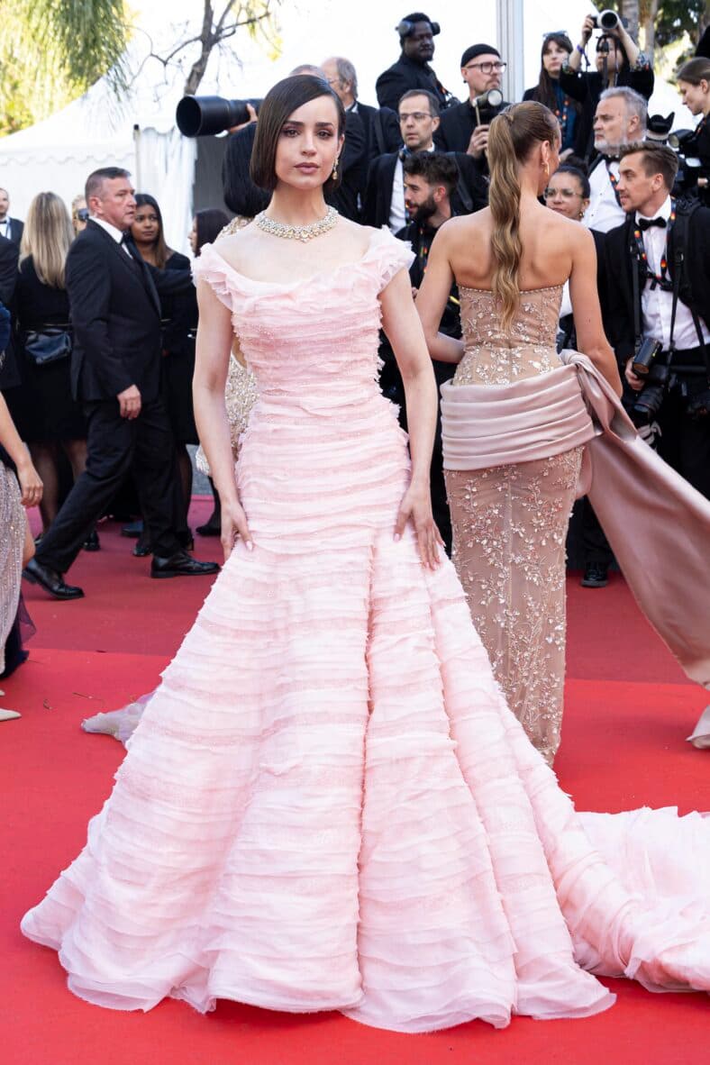 Sofia Carson em um vestido rosa