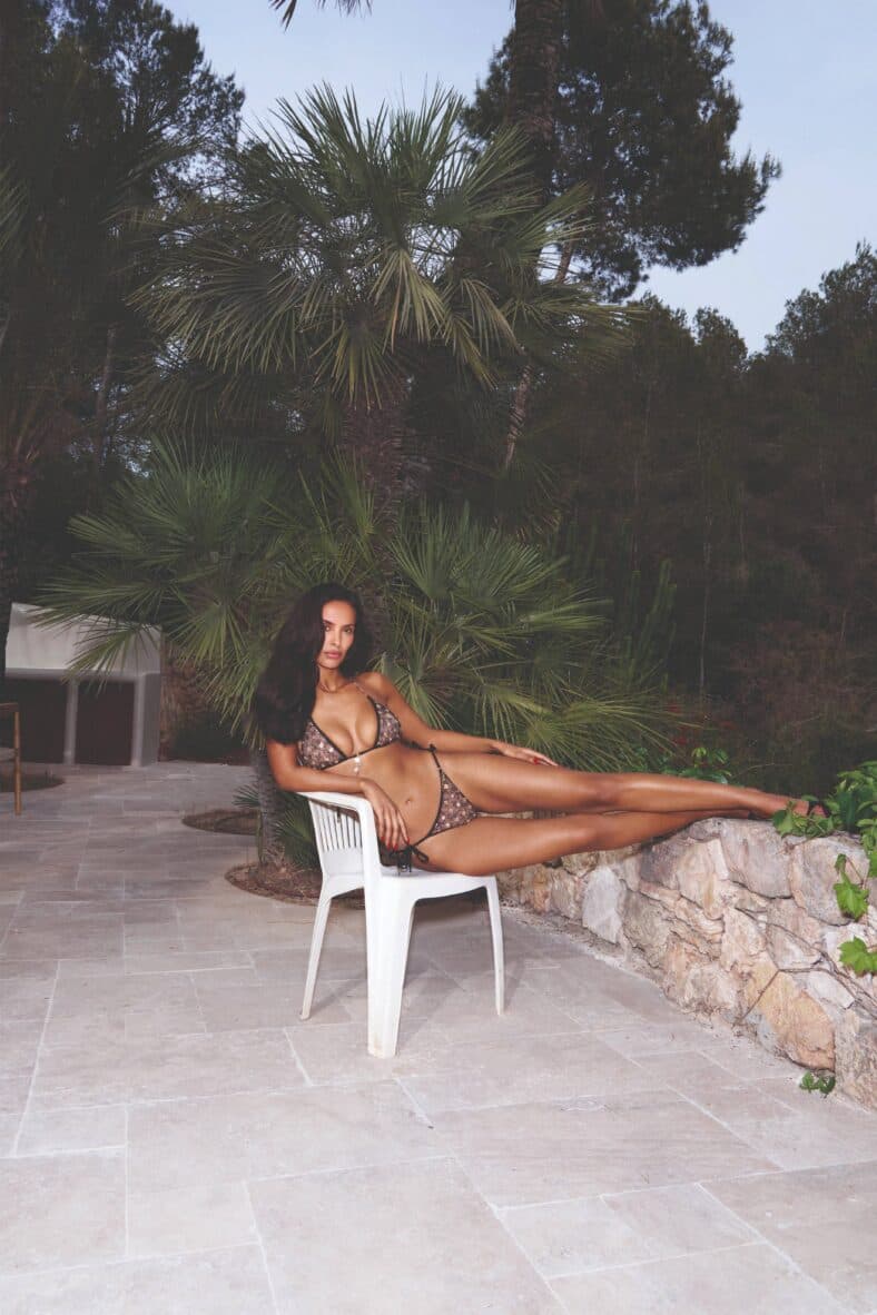 Maya Jama posando