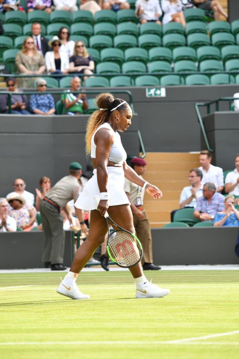 Serena Williams jogando em Wimbledon em 2019