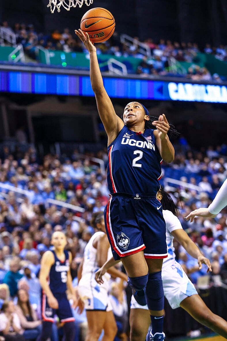 KK Arnold no basquete universitário NCAA Basketball 2024 Universidade de Connecticut x Universidade da Carolina do Norte, 15 de novembro
