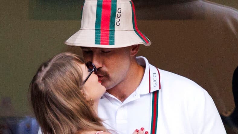 Taylor Swift and Travis Kelce kiss at the US Open
