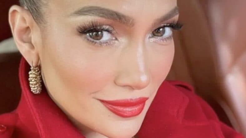 Jennifer Lopez poses close up