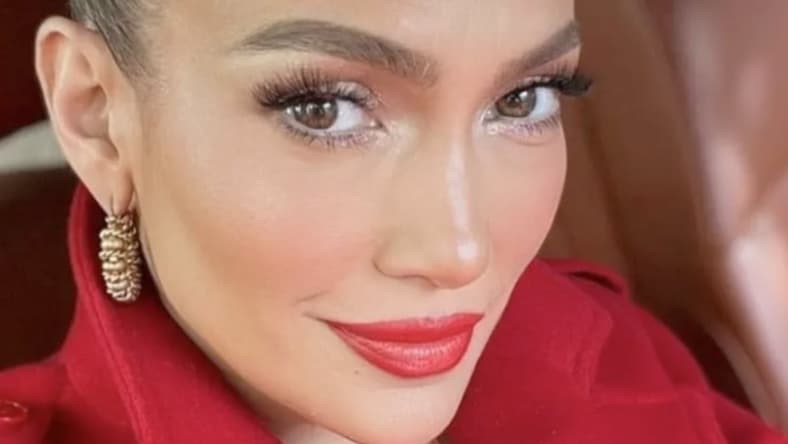 Jennifer Lopez poses close up