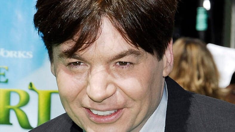 Mike Myers posing on the red carpet in 2003.