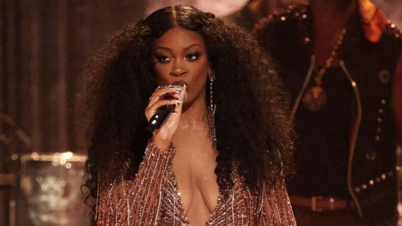 Ari Lennox performing