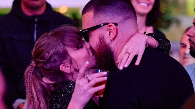 Travis Kelce and Taylor Swift kissing