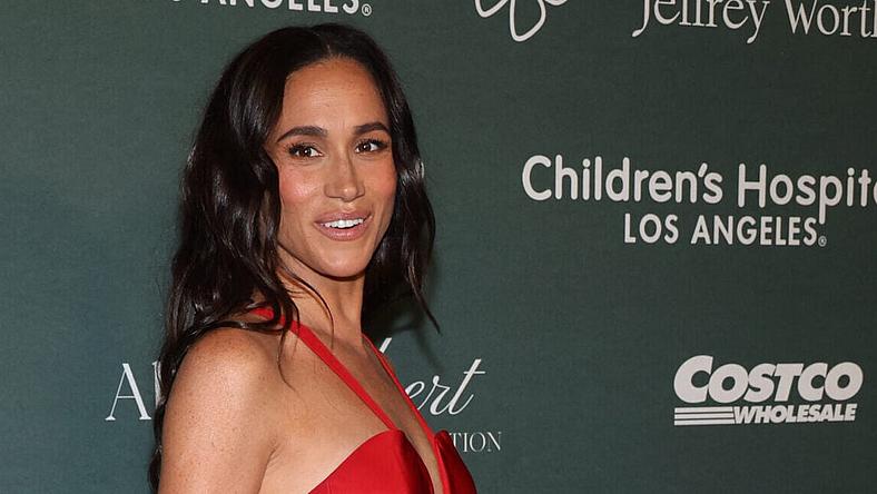 meghan markle ugly red dress Meghan's red dress devolution : r/SaintMeghanMarkle