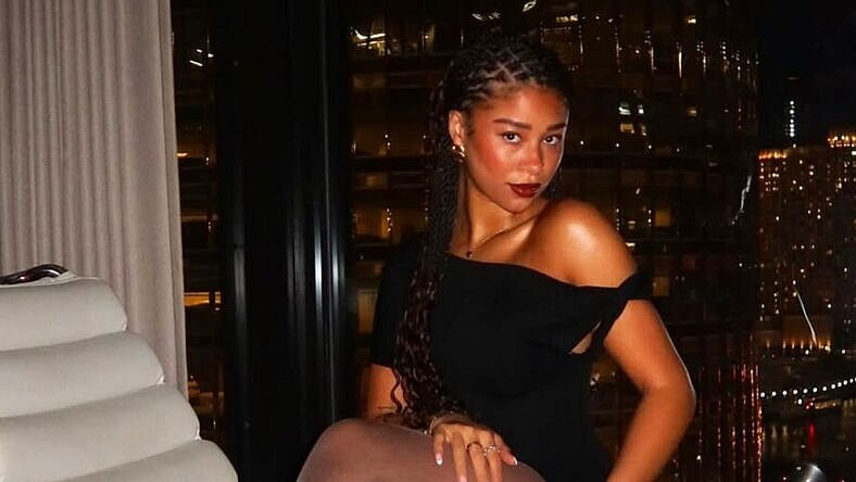 Alexus Learmann in black