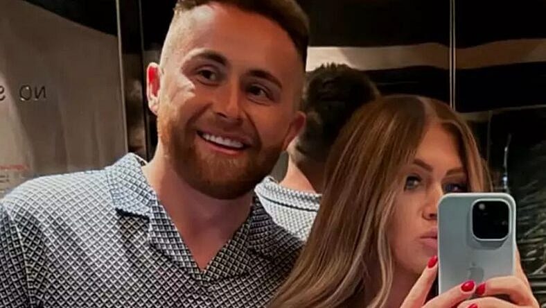 Jordan Ngatikaura and Jessi Draper mirror selfie