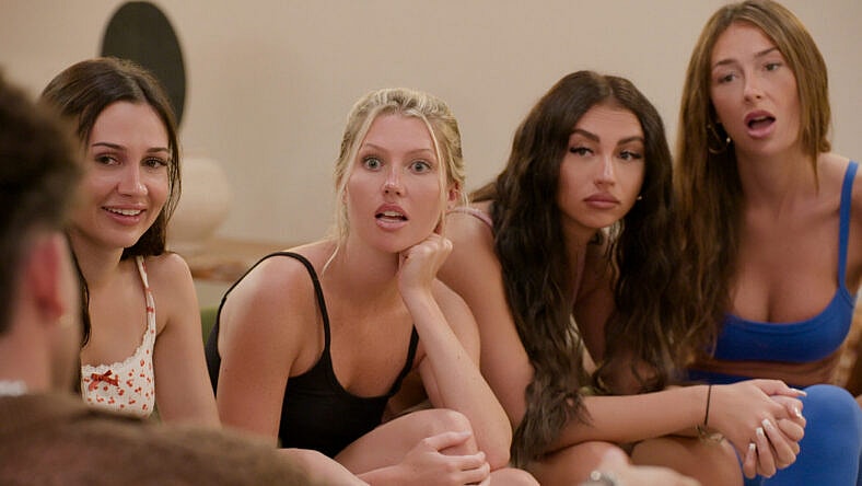 Sindi Ceta, Julianne Herring, Carter, Kennedi Cable in episode 203 of Temptation Island.