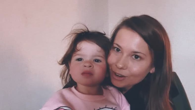 Bindi Irwin with daughter Grace