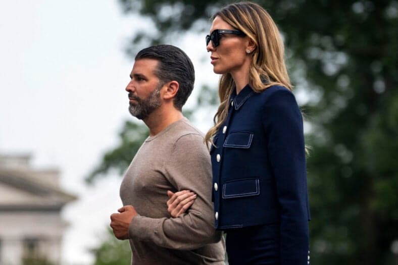 Donald Trump Jr. e Bettina Anderson voltam da Escócia para a Casa Branca